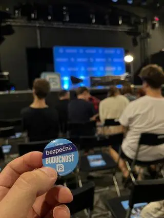 "Bezpieczeństwo" i "przyszłość" były dominującymi tematami w kampanii wyborczej liberałów. Na spotkaniach przedwyborczych Postępowej Słowacji rozdawano przypinki z tymi hasłami