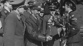 Przywódczyni Kobiecej Służby Pracy Rzeszy wita Josepha Goebbelsa