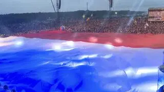 Flaga rozwinięta w czasie koncertu Kwiatu Jabłoni