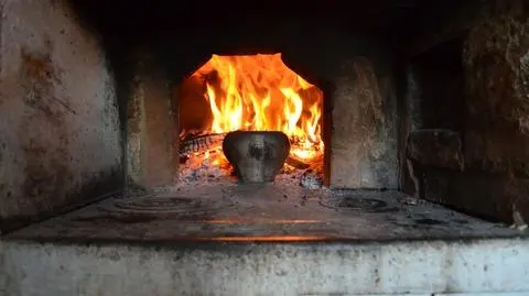 84-latka w środku nocy poprosiła o pomoc. Policjanci "zlokalizowali i usunęli usterkę", rozpalili w piecu