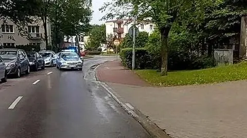 14-latka po potrąceniu znalazła się pod autem. Ratownicy musieli użyć podnośnika