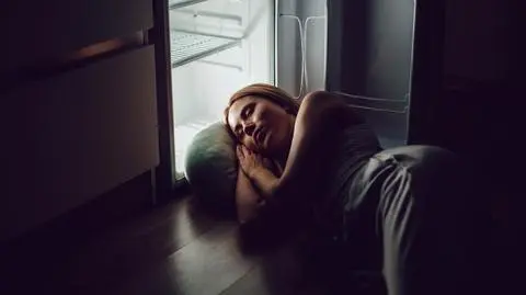 Zamrażanie bielizny, mokre prześcieradło na oknie. Jak spać w upalne noce, by się wyspać