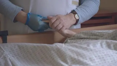 "Umieralnia"? Lekarze walczą z tym stereotypem: w hospicjum jest miłości po kokardę