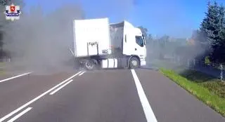 Auto wpadło do rowu. Tir zatrzymał się, zajmując całą szerokość drogi