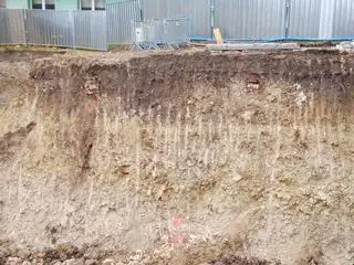 Odsłonięte fundamenty są płytkie. Mają jedynie kilkadziesiąt centymetrów wysokości