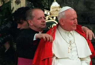 Kardynał Dziwisz wiedział o listach. "Zadzwonił z oburzeniem" 