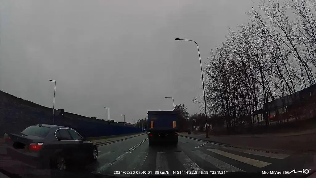 Kierowca wyprzedzał na przejściu dla pieszych 