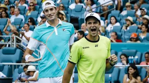 Hurkacz i Isner dopełnili formalności z Rosjanami. Mają ćwierćfinał w Madrycie