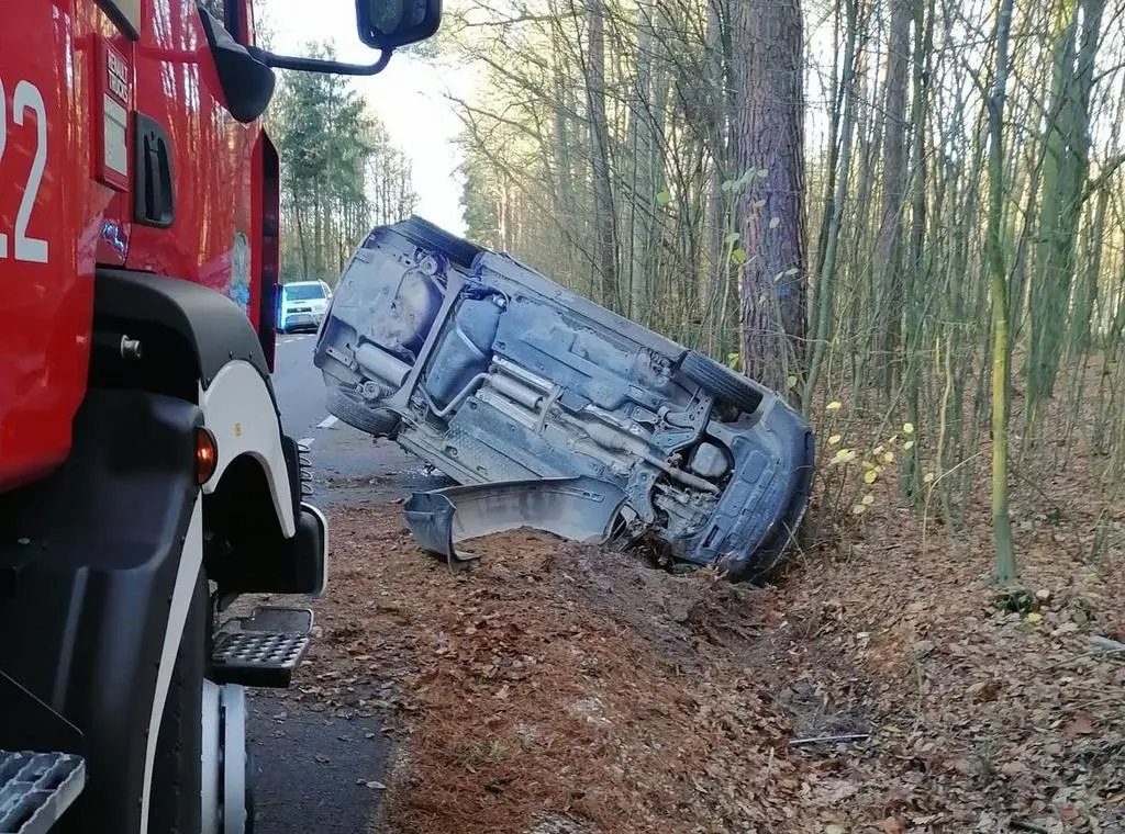 Auto "ustawiło się" na boku 