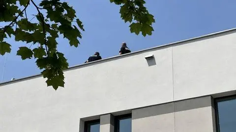 Pracownik i pracodawca awanturowali się na dachu. W ruch poszedł nóż
