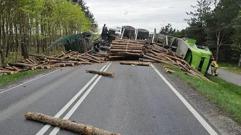 Ciężarówka na boku, drewno na drodze