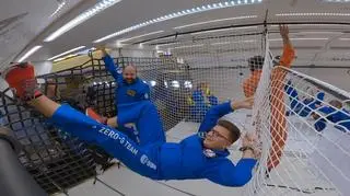 Hubert Kijek, dziennikarz TVN24 BiS w czasie lotu samolotem ZERO G.
