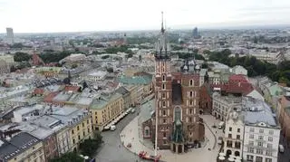 Zdejmowanie korony z wieży bazyliki Mariackiej w Krakowie