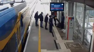 "Bez wahania ruszył, żeby pomóc nieznajomej osobie". Nagrodzony za uratowanie pasażera