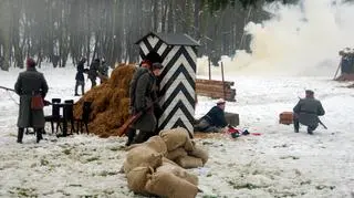 Pogoda nie rozpieszczała rekonstruktorów, zamiast mrozu, padał deszcz