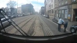 Motorniczy wysiadł z tramwaju i zaprosił kobietę do środka