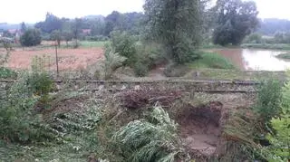 Podmyte torowisko w okolicach Lubania