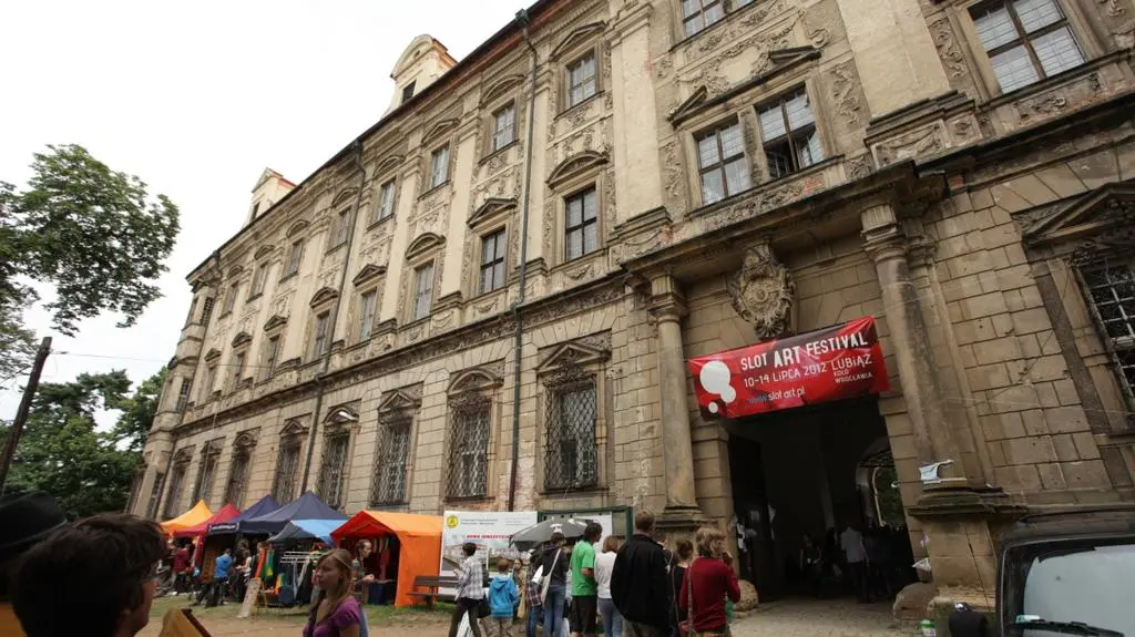Sześć tysięcy uczestników, przeszło 120 warsztatów, stu artystów i 10 scen. W Lubiążu trwa XX Slot Art Festival.