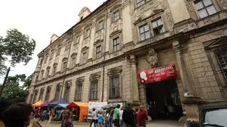 Sześć tysięcy uczestników, przeszło 120 warsztatów, stu artystów i 10 scen. W Lubiążu trwa XX Slot Art Festival.