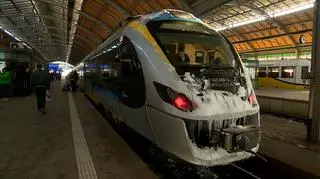 Oblodzony pociąg we Wrocławiu