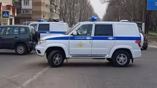 Samochód policyjny w centrum okupowanego Melitopola