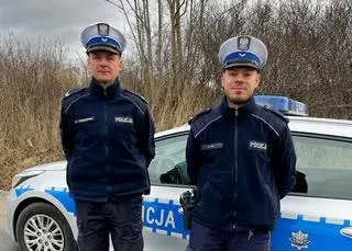 Policjanci pomogli kobiecie, która wpadła do kanału