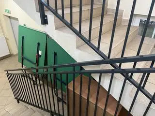 Schody w budynku szkoły specjalnej przy ul. Książąt Opolskich to prawdziwy tor przeszkód