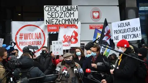 Adam Strzembosz przed Prokuraturą Krajową, gdzie został wezwany sędzia Igor Tuleya