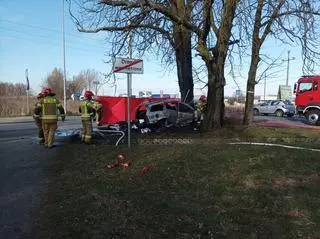 Samochód zjechał z drogi, uderzył w drzewo i stanął w płomieniach. Nie żyje kierowca