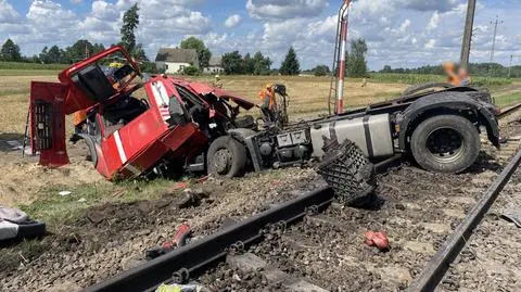 Zderzenie pociągu z ciężarówką na niestrzeżonym przejeździe kolejowym