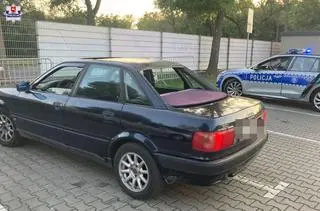 Kierowca jechał audi bez szyby, nie miał uprawnień do kierowania pojazdami 