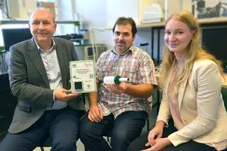 Prof. Janusz Smulko, dr inż. Andrzej Kwiatkowski i mgr inż. Katarzyna Drozdowska opracowali urządzenie