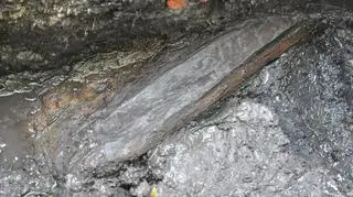 Jednym z elementów "kapliczki" była dębowa "rynna" datowana dendrochronologicznie na koniec XII wieku