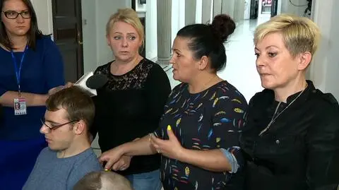 Kardynał Nycz u protestujących w Sejmie. Pokazuje że on nas wspiera i że obdarza nas bożą miłością