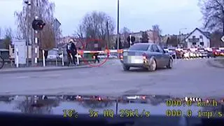 Przechodziła przez torowisko gdy opadły już rogatki 