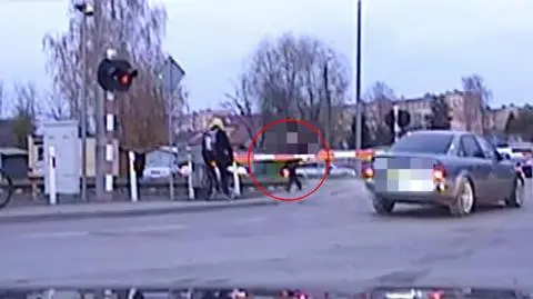 Przechodziła przez torowisko gdy opadły już rogatki 