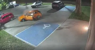 Mężczyzna przetoczył auto po parkingu