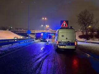 Ciężarówka przewróciła się na DTŚ w Katowicach. Utrudnienia