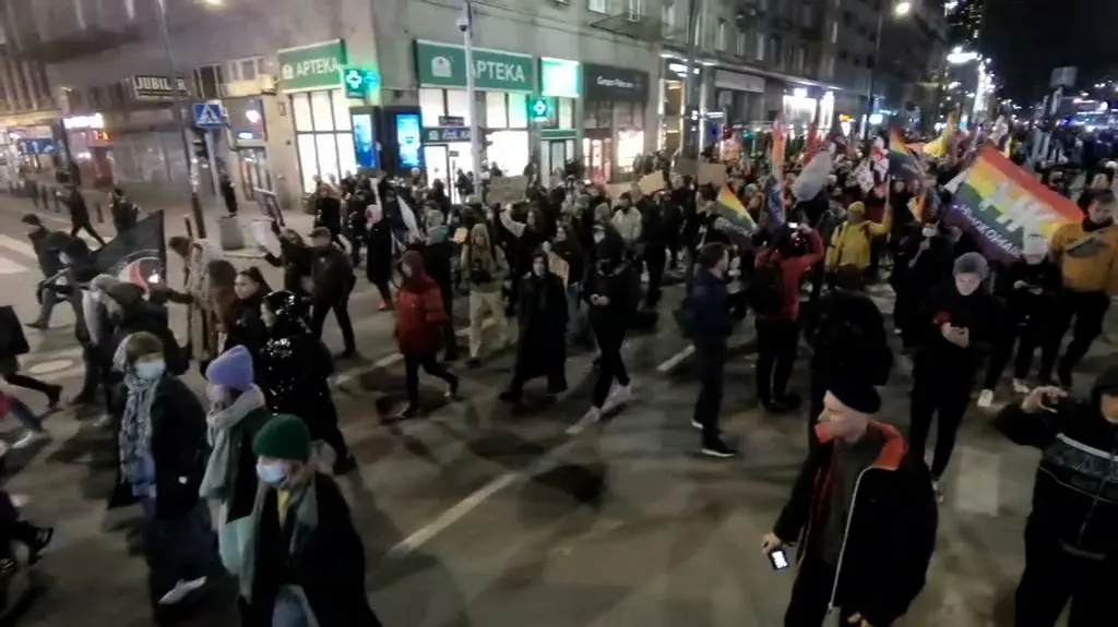 Protestujący maszerują w kierunku TK
