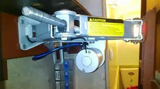 Mechanizm otwierał skrytkę za lustrem
