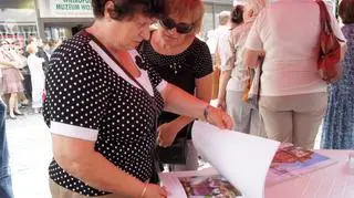 Goście podczas przeglądania bamberskiego kalendarza