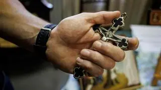 "Wykręcano im ręce, krzyżem i palcami dotykano"