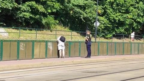 Kupił zmywacz do paznokci i usunął swe bazgroły z barierki. Pod okiem strażników miejskich