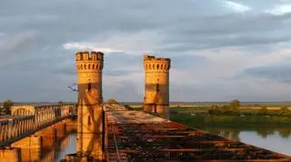 Od 2011 roku jest zamknięty dla ruchu samochodów rowerzystów i pieszych