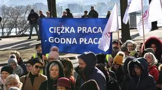Szczecin, 08.02.2020. Uczestnicy pikiety pracowników oświaty, organizowanej przez Zarząd Okręgu Zachodniopomorskiego ZNP