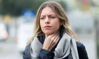 Aktualnie czytasz: Skuteczny sposób na ból gardła – połączenie srebra nanokoloidalnego i miodu Manuka