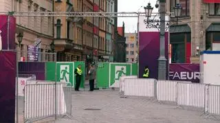 Strefa kibica podzielona. Od wtorkowego poranka mieszkańcy centrum Wrocławia bez większych przeszkód mogą znaleźć drogę do Sukiennic. Dodatkowe przejścia będą jednak dostępne tylko wtedy, gdy strefa jest nieczynna.
