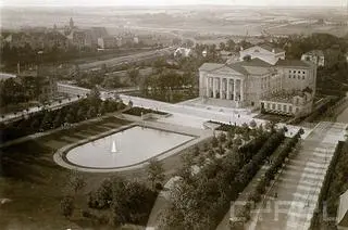 Teatr Miejski (dzisiaj Teatr Wielki) i park z fontanną