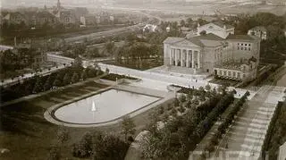 City Theatre (today Grand Theatre) and park with a fountain