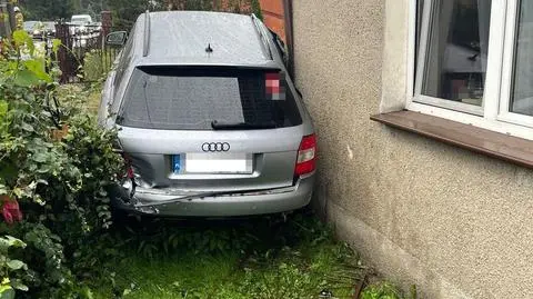 Uderzył w zaparkowane auto, a to obróciło się i utknęło pomiędzy domem a płotem. Trzeba było użyć dźwigu